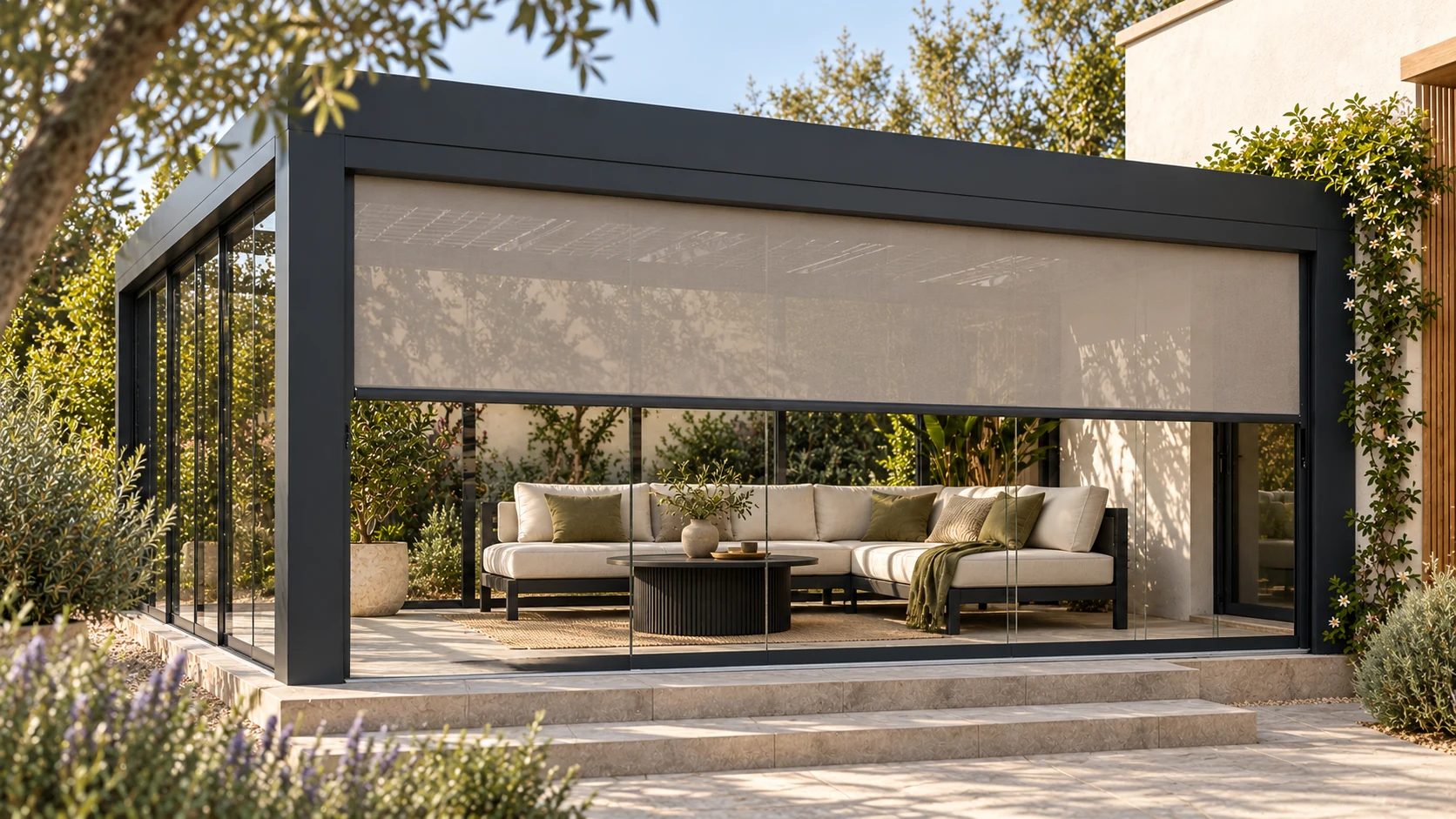 Anthrazitfarbene Sonnenliebe-Terrasse mit halb abgesenkter greigefarbener ZIP-Markise und heller Lounge