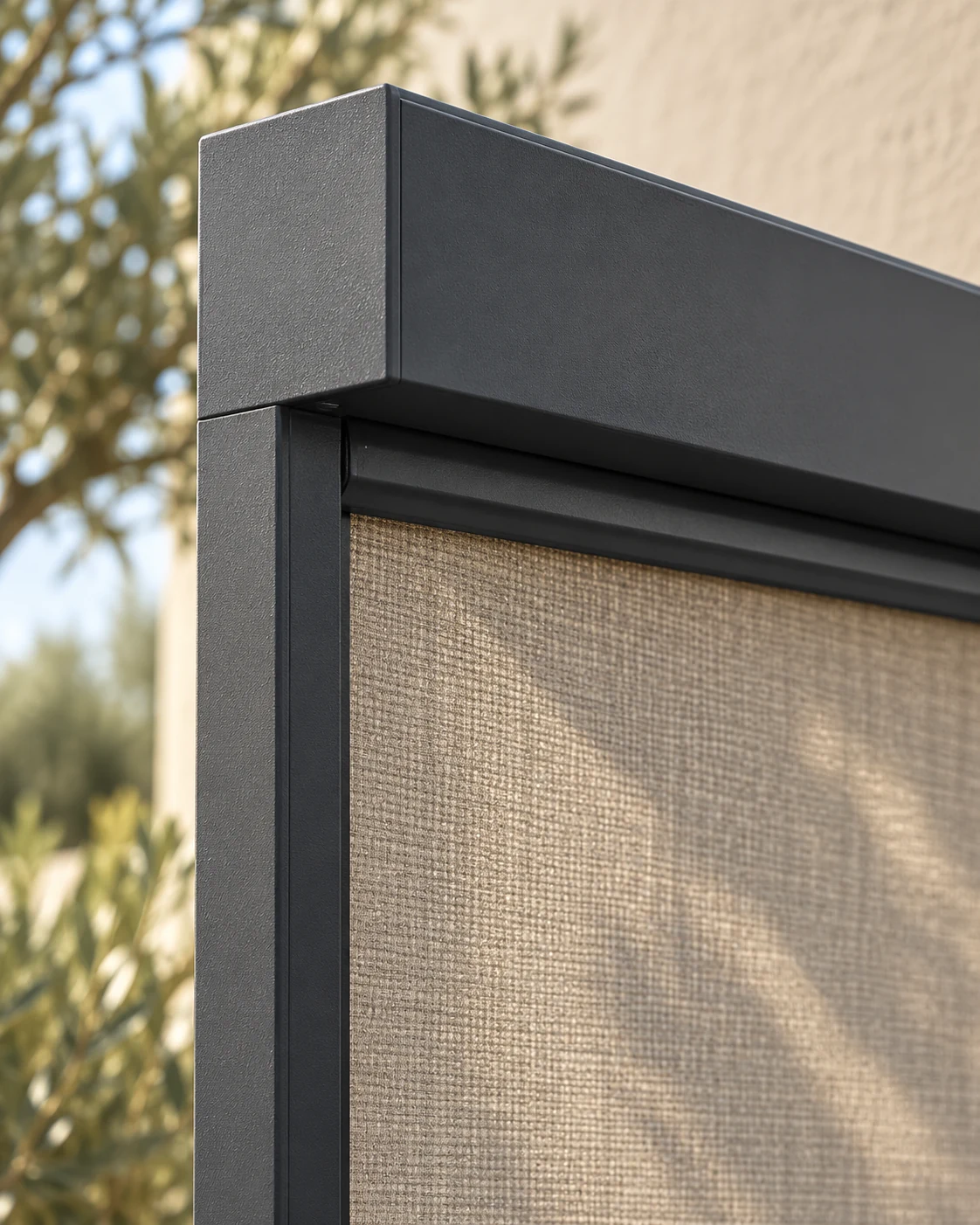 Detail der anthrazitfarbenen ZIP-Markisenkassette mit greigefarbenem Screen-Gewebe