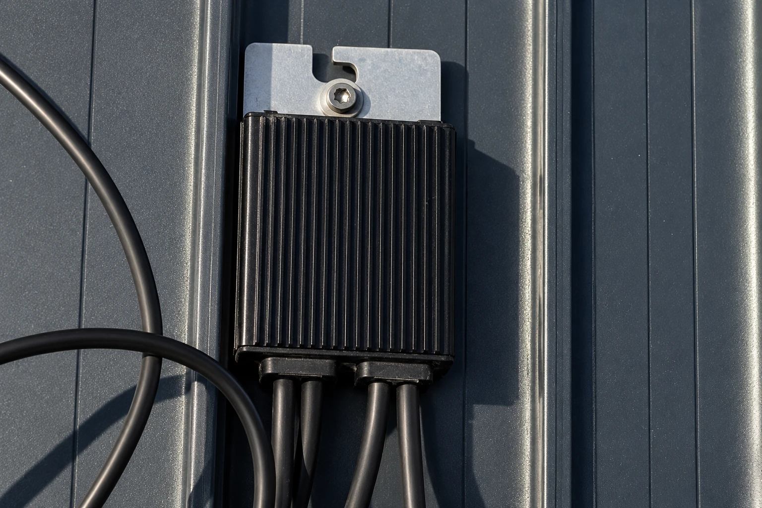 Detail eines Huawei-Leistungsoptimierers auf seiner Montageplatte
